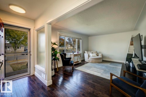 13619 122 Avenue, Edmonton, AB - Indoor Photo Showing Living Room