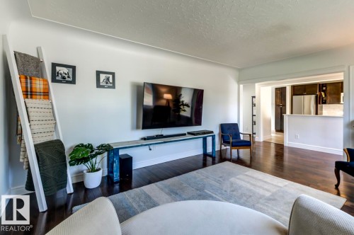 13619 122 Avenue, Edmonton, AB - Indoor Photo Showing Living Room