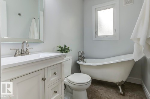 13619 122 Avenue, Edmonton, AB - Indoor Photo Showing Bathroom