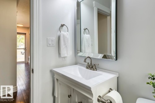 13619 122 Avenue, Edmonton, AB - Indoor Photo Showing Bathroom