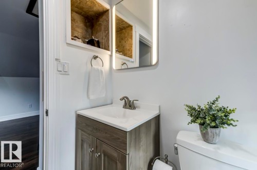 13619 122 Avenue, Edmonton, AB - Indoor Photo Showing Bathroom