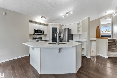 3320 27 Avenue, Edmonton, AB - Indoor Photo Showing Kitchen With Upgraded Kitchen