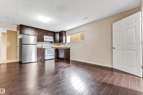 3320 27 Avenue, Edmonton, AB - Indoor Photo Showing Kitchen