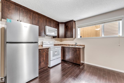 3320 27 Avenue, Edmonton, AB - Indoor Photo Showing Kitchen