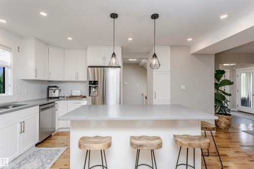 177 Wolf Willow Crescent Nw, Edmonton, AB - Indoor Photo Showing Kitchen With Upgraded Kitchen