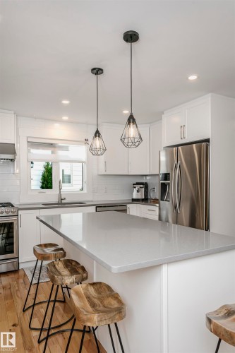 177 Wolf Willow Crescent Nw, Edmonton, AB - Indoor Photo Showing Kitchen With Upgraded Kitchen