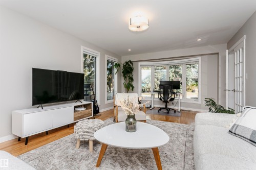177 Wolf Willow Crescent Nw, Edmonton, AB - Indoor Photo Showing Living Room