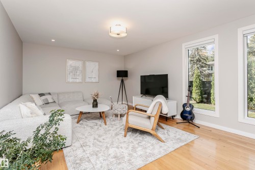 177 Wolf Willow Crescent Nw, Edmonton, AB - Indoor Photo Showing Living Room
