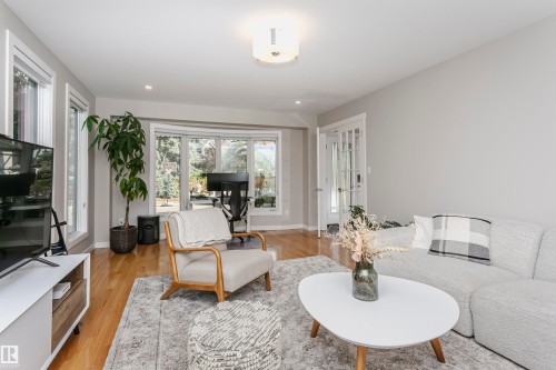 177 Wolf Willow Crescent Nw, Edmonton, AB - Indoor Photo Showing Living Room