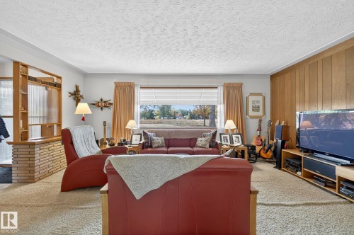 7708 98A Avenue Nw, Edmonton, AB - Indoor Photo Showing Living Room