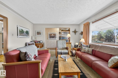 7708 98A Avenue Nw, Edmonton, AB - Indoor Photo Showing Living Room