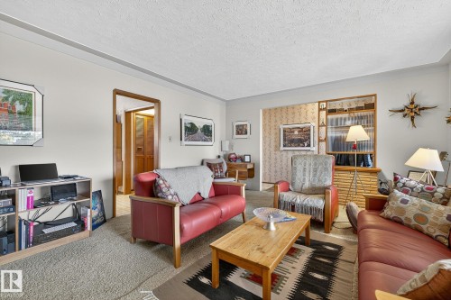7708 98A Avenue Nw, Edmonton, AB - Indoor Photo Showing Living Room