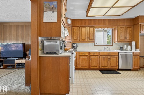 7708 98A Avenue Nw, Edmonton, AB - Indoor Photo Showing Kitchen