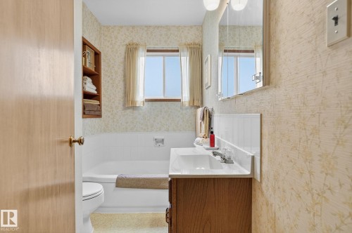 7708 98A Avenue Nw, Edmonton, AB - Indoor Photo Showing Bathroom
