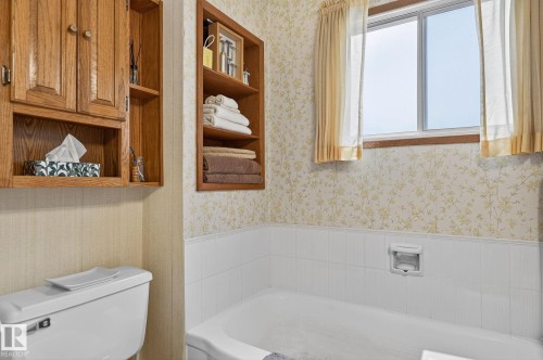 7708 98A Avenue Nw, Edmonton, AB - Indoor Photo Showing Bathroom