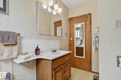 7708 98A Avenue Nw, Edmonton, AB - Indoor Photo Showing Bathroom