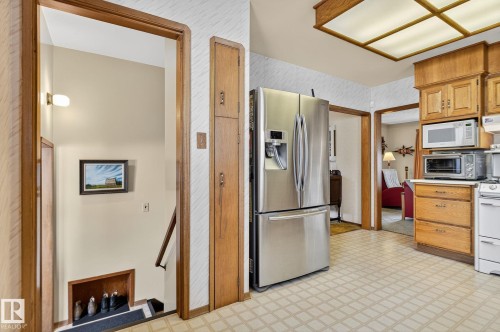 7708 98A Avenue Nw, Edmonton, AB - Indoor Photo Showing Kitchen