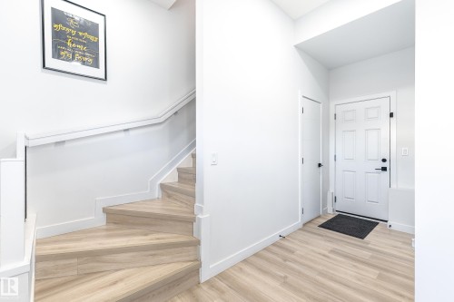 19 1703 16 Avenue, Edmonton, AB - Indoor Photo Showing Other Room