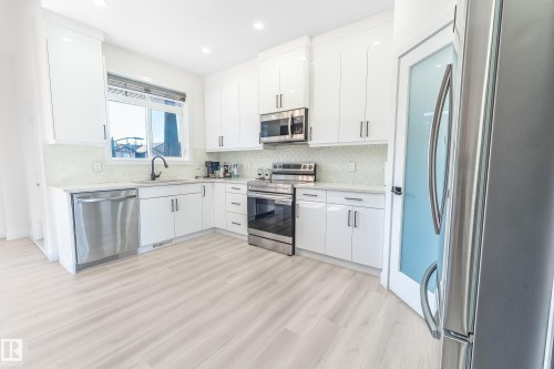19 1703 16 Avenue, Edmonton, AB - Indoor Photo Showing Kitchen With Stainless Steel Kitchen