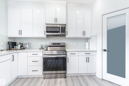 19 1703 16 Avenue, Edmonton, AB - Indoor Photo Showing Kitchen