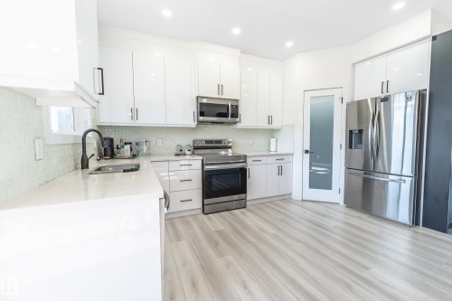 19 1703 16 Avenue, Edmonton, AB - Indoor Photo Showing Kitchen With Stainless Steel Kitchen