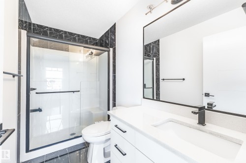 19 1703 16 Avenue, Edmonton, AB - Indoor Photo Showing Bathroom