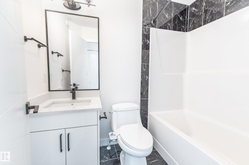 19 1703 16 Avenue, Edmonton, AB - Indoor Photo Showing Bathroom