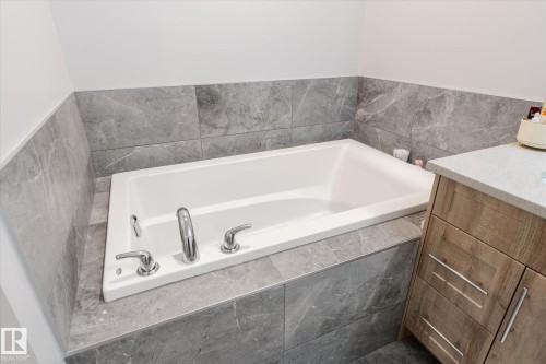 22143 80 Avenue, Edmonton, AB - Indoor Photo Showing Bathroom