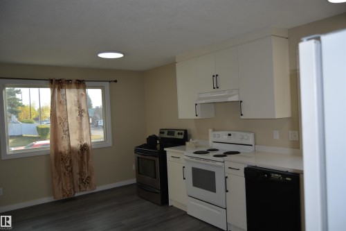132 Millbourne Road E, Edmonton, AB - Indoor Photo Showing Kitchen