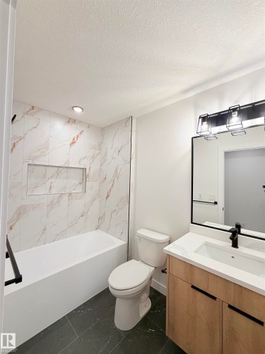 3136 Magpie Way Nw, Edmonton, AB - Indoor Photo Showing Bathroom