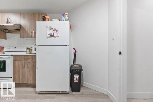 1623 19 Street, Edmonton, AB - Indoor Photo Showing Kitchen