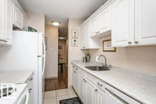 605 10135 Saskatchewan Drive, Edmonton, AB - Indoor Photo Showing Kitchen