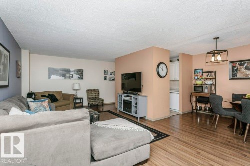 605 10135 Saskatchewan Drive, Edmonton, AB - Indoor Photo Showing Living Room
