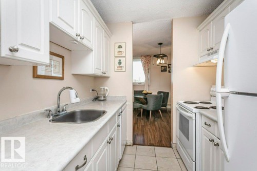 605 10135 Saskatchewan Drive, Edmonton, AB - Indoor Photo Showing Kitchen