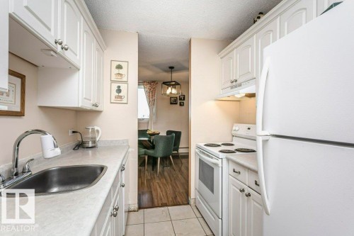 605 10135 Saskatchewan Drive, Edmonton, AB - Indoor Photo Showing Kitchen