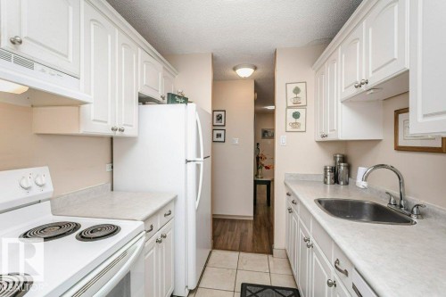 605 10135 Saskatchewan Drive, Edmonton, AB - Indoor Photo Showing Kitchen