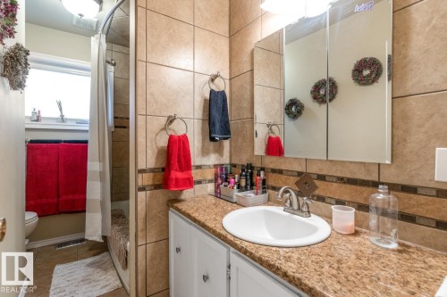 12232 83 Street, Edmonton, AB - Indoor Photo Showing Bathroom