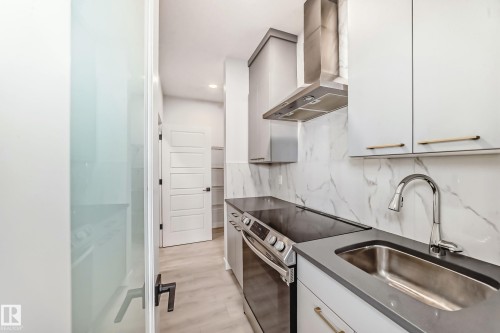9411 Pear Crescent, Edmonton, AB - Indoor Photo Showing Kitchen