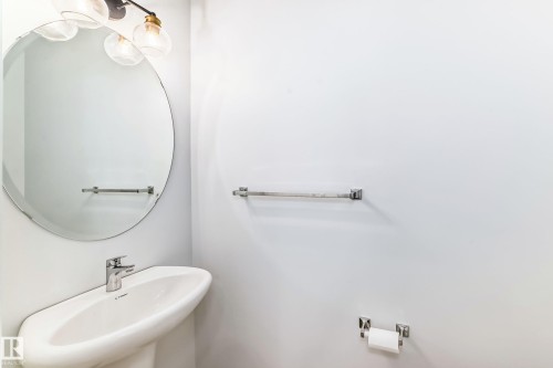 9411 Pear Crescent, Edmonton, AB - Indoor Photo Showing Bathroom