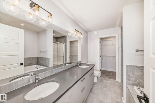 9411 Pear Crescent, Edmonton, AB - Indoor Photo Showing Bathroom