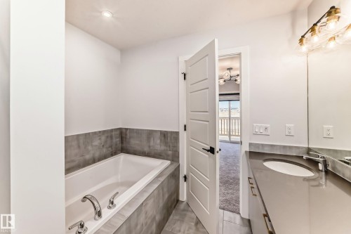 9411 Pear Crescent, Edmonton, AB - Indoor Photo Showing Bathroom