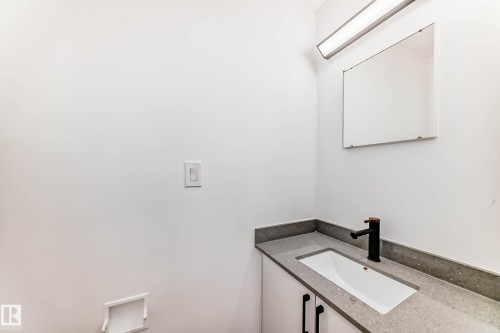 7220 152A Ave, Edmonton, AB - Indoor Photo Showing Bathroom
