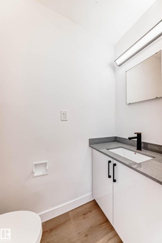 7220 152A Ave, Edmonton, AB - Indoor Photo Showing Bathroom