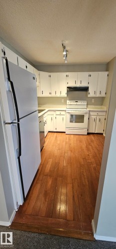 17049 100 Street, Edmonton, AB - Indoor Photo Showing Kitchen