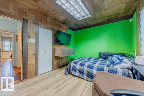 12339 89 Street Nw, Edmonton, AB - Indoor Photo Showing Bedroom