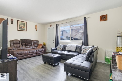 692 Abbottsfield Road, Edmonton, AB - Indoor Photo Showing Living Room