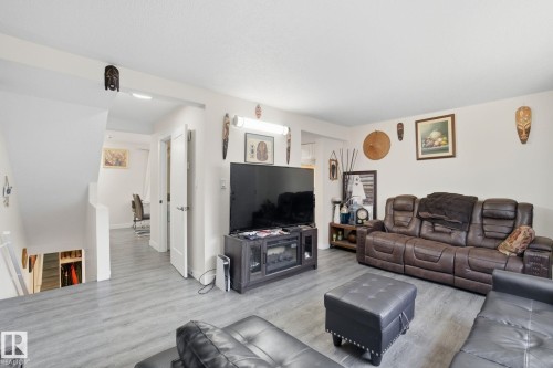 692 Abbottsfield Road, Edmonton, AB - Indoor Photo Showing Living Room