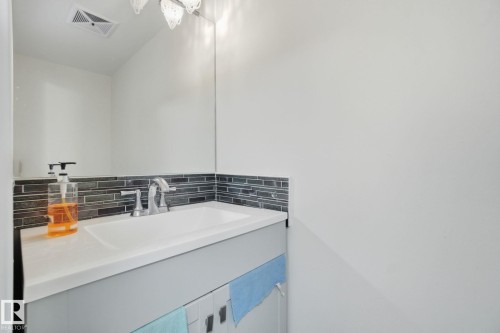 692 Abbottsfield Road, Edmonton, AB - Indoor Photo Showing Bathroom