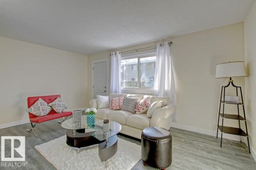 692 Abbottsfield Road, Edmonton, AB - Indoor Photo Showing Living Room