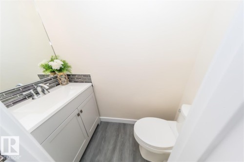 692 Abbottsfield Road, Edmonton, AB - Indoor Photo Showing Bathroom
